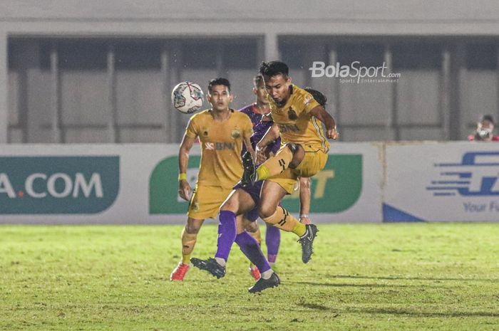 Gelandang Bhayangkara FC, Muhamad Hargianto (kanan), nampak sedang menendang bola dalam laga pekan kelima Liga 1 2021 di Stadion Madya, Senayan, Jakarta, 29 September 2021.