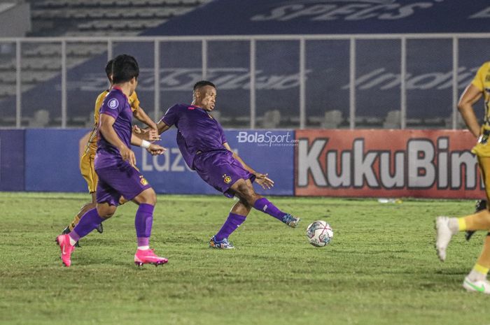 Gelandang Persik Kediri, Doe Sackie Teah (kanan), sedang menendang bola dalam laga pekan kelima Liga 1 2021 di Stadion Madya, Senayan, Jakarta, 29 September 2021.