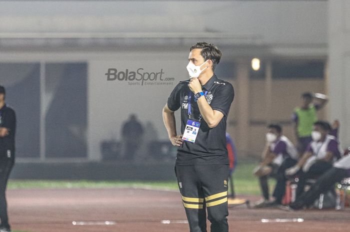 Pelatih Bhayangkara FC, Paul Munster, sedang mengamati para pemainnya dalam laga pekan kelima Liga 1 2021 di Stadion Madya, Senayan, Jakarta, 29 September 2021.