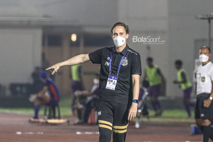 Pelatih Bhayangkara FC, Paul Munster, sedang memberikan intruksi kepada para pemainnya dalam laga pekan kelima Liga 1 2021 di Stadion Madya, Senayan, Jakarta, 29 September 2021.