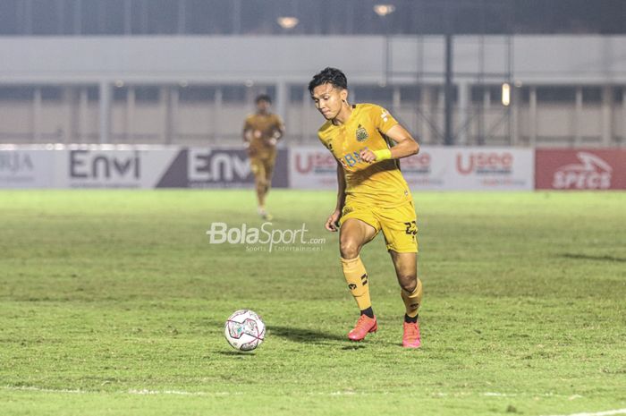 Striker Bhayangkara FC, Dendy Sulistyawan, sedang menguasai bola dalam laga pekan kelima Liga 1 2021 di Stadion Madya, Senayan, Jakarta, 29 September 2021.