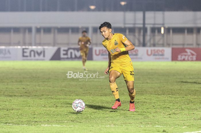 Striker Bhayangkara FC, Dendy Sulistyawan, sedang menguasai bola dalam laga pekan kelima Liga 1 2021 di Stadion Madya, Senayan, Jakarta, 29 September 2021.