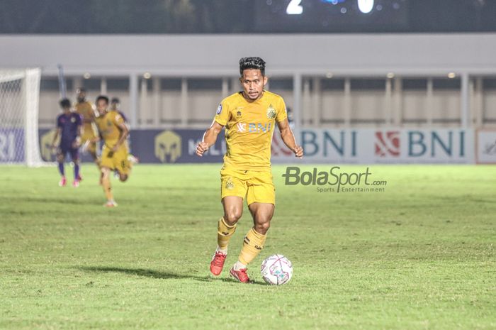 Pemain sayap kanan Bhayangkara FC, Andik Vermansah, sedang menguasai bola dalam laga pekan kelima Liga 1 2021 di Stadion Madya, Senayan, Jakarta, 29 September 2021.