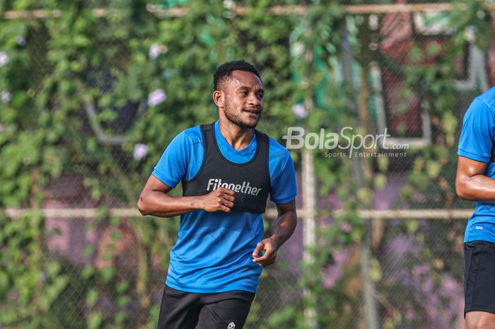 Pemain sayap kanan timnas Indonesia, Gunansar Mandowen, sedang mengikuti sesi latihan di Lapangan G (Panahan), Senayan, Jakarta, 2 Oktober 2021.