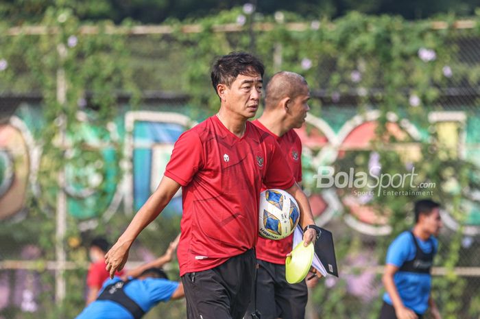 Pelatih kiper timnas Indonesia, Kim Bong-soo, sedang mempersiapkan menu latihan di Lapangan G (Panahan), Senayan, Jakarta, 2 Oktober 2021.