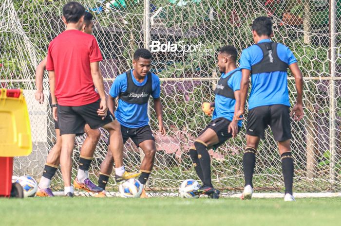 Ramai Rumakiek (kiri) sedang berlatih dengan sejumlah pemain timnas Indonesia di Lapangan G (Panahan), Senayan, Jakarta, 2 Oktober 2021.