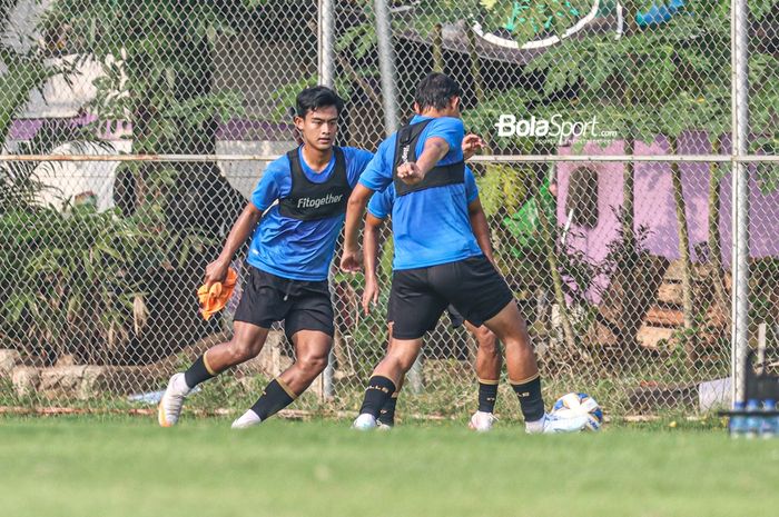 Pratama Arhan (kiri) sedang berlatih dengan sejumlah pemain timnas Indonesia di Lapangan G (Panahan), Senayan, Jakarta, 2 Oktober 2021.