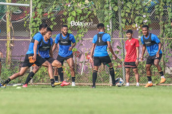 Fachruddin Aryanto, Yabes Roni, Ramai Rumakiek, dan sejumlah pemain timnas Indonesia sedang mengikuti sesi latihan di Lapangan G (Panahan), Senayan, Jakarta, 2 Oktober 2021.