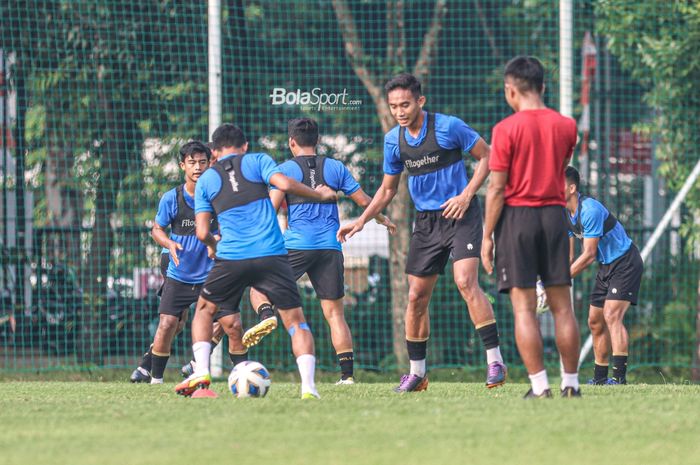 Bek timnas Indonesia, Rizky Ridho, sedang mengikuti sesi latihan di Lapangan G (Panahan), Senayan, Jakarta, 2 Oktober 2021.