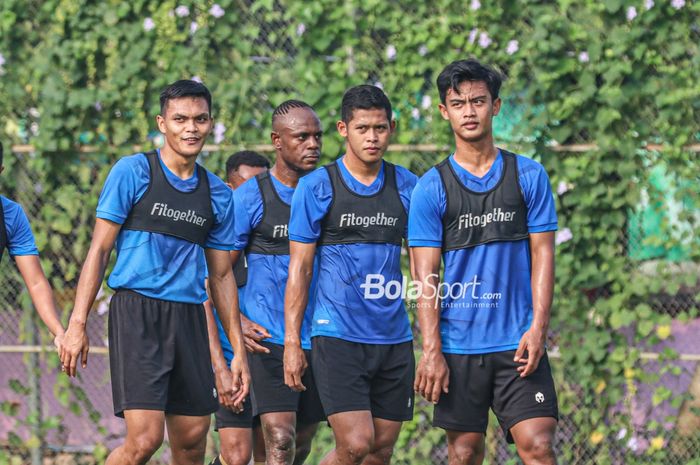 Sejumlah pemain timnas Indonesia (dari kiri ke kanan);  Fachruddin Aryanto, Victor Igbonefo, Taufik Hidayat, dan Pratama Arhan saat sesi latihan di Lapangan G (Panahan), Senayan, Jakarta, 2 Oktober 2021.