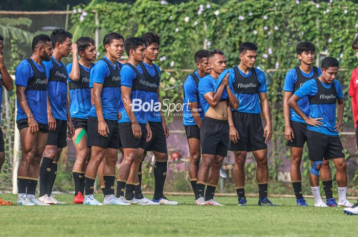 Sejumlah pemain timnas Indonesia dalam sesi latihan di Lapangan G (Panahan), Senayan, Jakarta, 2 Oktober 2021.