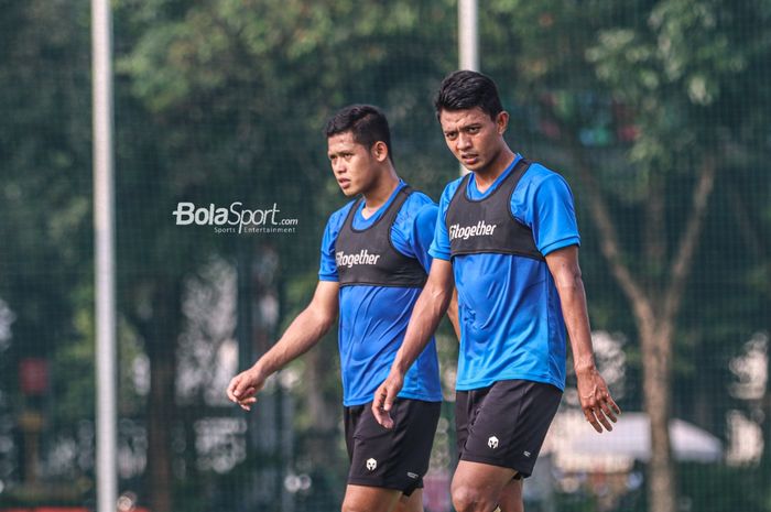 Dua penyerang timnas Indonesia, Taufik Hidayat (kiri) dan Dedik Setiawan (kanan), dalam sesi latihan di Lapangan G (Panahan), Senayan, Jakarta, 2 Oktober 2021.