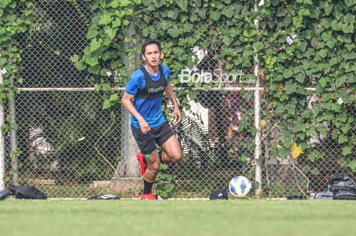 Striker timnas Indonesia, Hanis Saghara, sedang menguasai bola dalam sesi latihan di Lapangan G (Panahan), Senayan, Jakarta, 2 Oktober 2021.