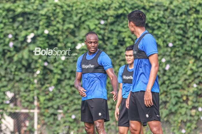 Bek timnas Indonesia, Victor Igbonefo (kiri), sedang memberikan arahan kepada rekannya dalam sesi latihan di Lapangan G (Panahan), Senayan, Jakarta, 2 Oktober 2021.