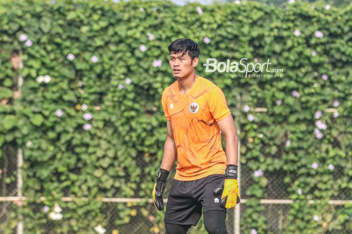 Kiper timnas Indonesia, Muhammad Riyandi, turut serta ikut dalam sesi latihan di Lapangan G (Panahan), Senayan, Jakarta, 2 Oktober 2021.