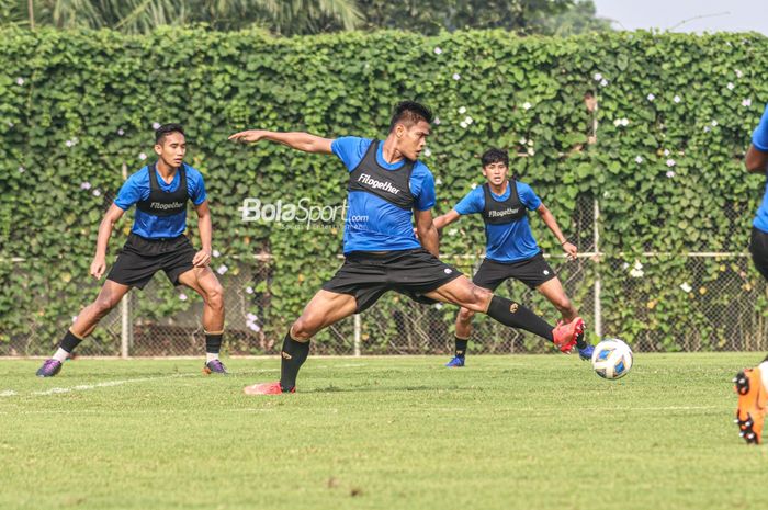 Bek timnas Indonesia, Fachruddin Aryanto (tengah, sedang berusaha menghalau bola dalam sesi latihan di Lapangan G (Panahan), Senayan, Jakarta, 2 Oktober 2021.