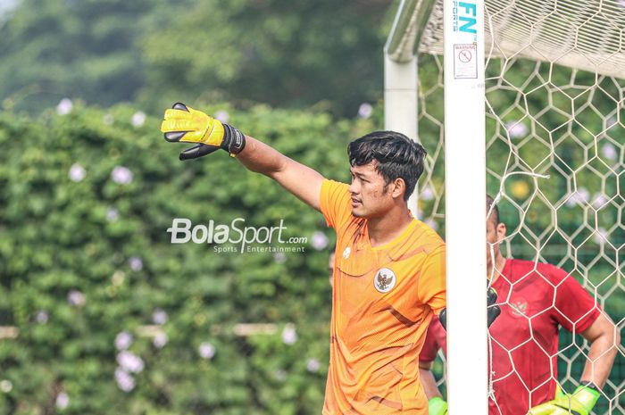 Muhammad Riyandi nampak sedang memberikan intruksi kepada rekan-rekannya dalam latihan timnas Indonesia di Lapangan G (Panahan), Senayan, Jakarta, 2 Oktober 2021.