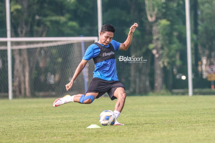Evan Dimas nanpak akan menendang bola dalam sesi latihan timnas Indonesia di Lapangan G (Panahan), Senayan, Jakarta, 2 Oktober 2021.