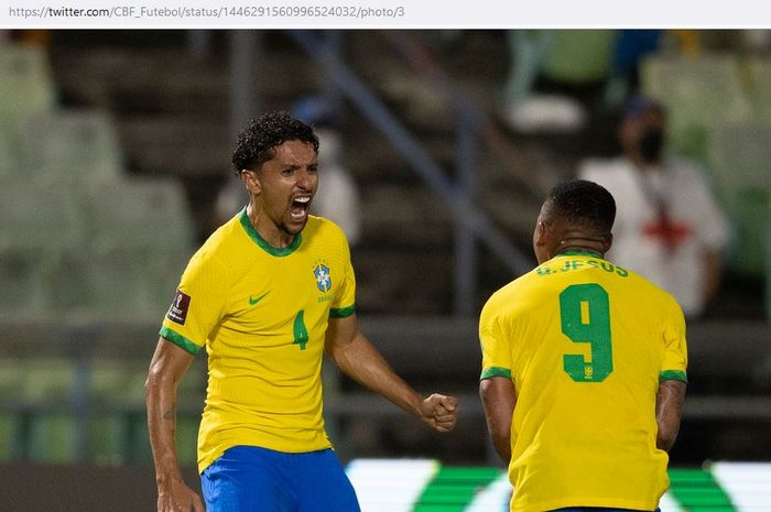 Bek timnas Brasil, Marquinhos, melakukan selebrasi bersana Gabriel Jesus dalam laga Kualifikasi Piala Dunia 2022 Zona Amerika Selatan kontra timnas Venezuela di Stadion Olimpico de la UCV, Kamis (7/10/2021).