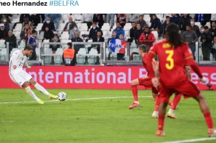 Aksi bek timnas PRancis, Theo Hernandez, mencetak gol roket ke gawnag timnas Belgia.