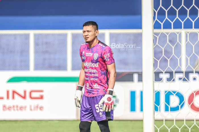 Kiper Bali United, Wawan Hendrawan, sedang bertanding dalam laga pekan keenam Liga 1 2021 di Stadion Madya, Senayan, Jakarta, 2 Oktober 2021.