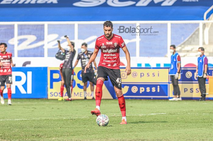 Bek Bali United, Willian Pacheco, sedang menguasai bola dalam laga pekan keenam Liga 1 2021 di Stadion Madya, Senayan, Jakarta, 2 Oktober 2021.