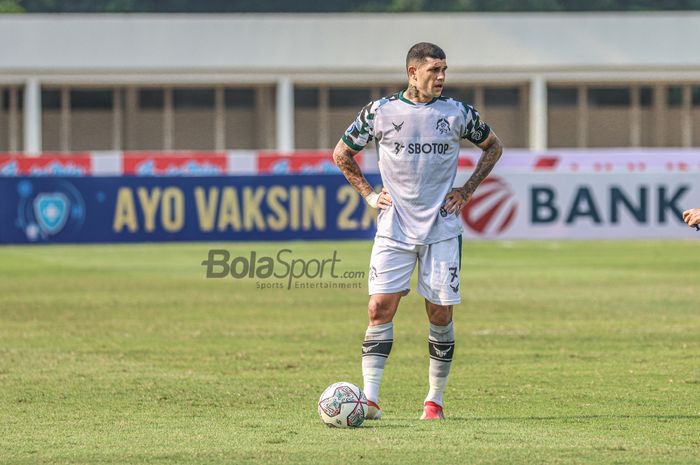 Striker Tira Persikabo, Ciro Alves, nampak sedang bersiap dalam saat laga pekan keenam Liga 1 2021 di Stadion Madya, Senayan, Jakarta, 2 Oktober 2021.