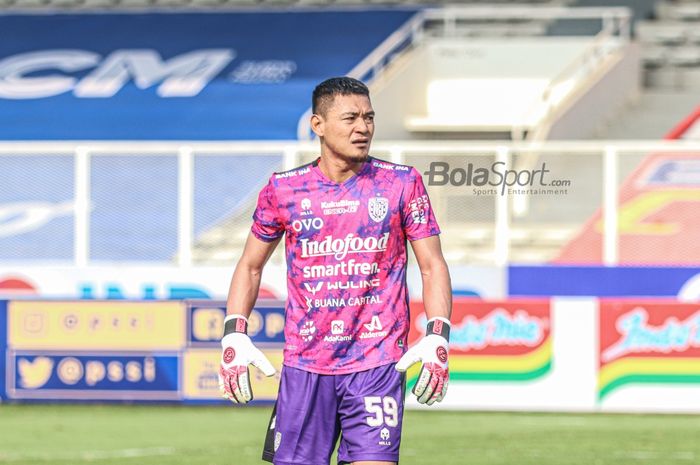 Kiper Bali United, Wawan Hendrawan, nampak sedang bertanding dalam laga pekan keenam Liga 1 2021 di Stadion Madya, Senayan, Jakarta, 2 Oktober 2021.
