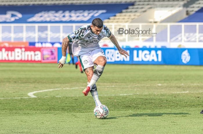 Striker Tira Persikabo, Ciro Alves, nampak sedang memguasai bola dalam laga pekan keenam Liga 1 2021 di Stadion Madya, Senayan, Jakarta, 2 Oktober 2021.