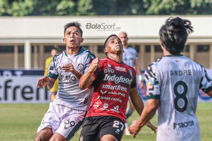Gelandang Tira Persikabo, Manahati Lestusen (kiri), sedang menempel ketat pemain Bali United, Eber Bessa (tengah), dalam laga pekan keenam Liga 1 2021 di Stadion Madya, Senayan, Jakarta, 2 Oktober 2021.