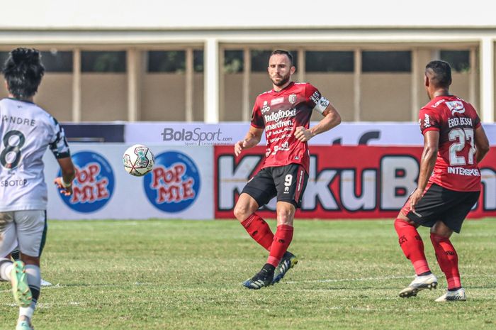 Striker Bali United, Ilija Spasojevic (tengah), nampak sedang menunggu bola menghampirinya dalam laga pekan keenam Liga 1 2021 di Stadion Madya, Senayan, Jakarta, 2 Oktober 2021.