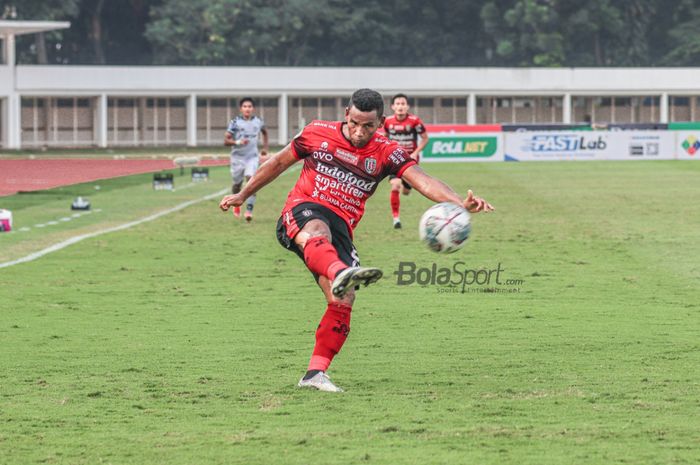 Gelandang Bali United, Eber Bessa, nampak sedang menendang bola dalam laga pekan keenam Liga 1 2021 di Stadion Madya, Senayan, Jakarta, 2 Oktober 2021.
