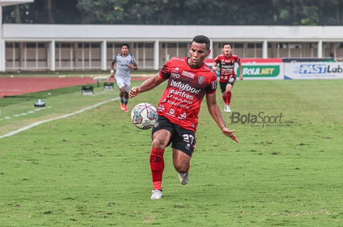 Gelandang serang Bali United, Eber Bessa, sedang menguasai bola dalam laga pekan keenam Liga 1 2021 di Stadion Madya, Senayan, Jakarta, 2 Oktober 2021.