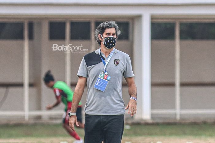 Pelatih Bali United, Stefano Cugurra alias Teco, sedang memantau para pemainnya dalam laga pekan keenam Liga 1 2021 di Stadion Madya, Senayan, Jakarta, 2 Oktober 2021.