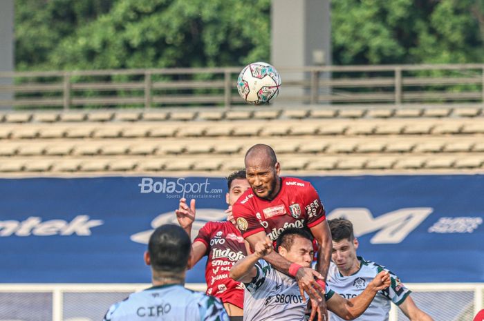 Bek Bali United, Leonard Tupamahu, sedang berduel udara dalam laga pekan keenam Liga 1 2021 di Stadion Madya, Senayan, Jakarta, 2 Oktober 2021.