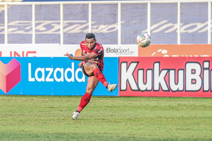 Gelandang Bali United, Eber Bessa, nampak sedang menendang bola dalam laga pekan keenam Liga 1 2021 di Stadion Madya, Senayan, Jakarta, 2 Oktober 2021.