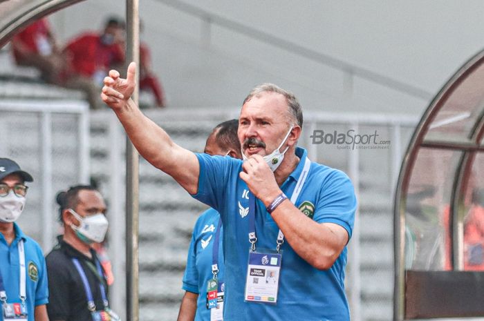 Pelatih Tira Persikabo, Igor Kriushenko, sedang memberikan intruksi kepada para pemainnya dalam laga pekan keenam Liga 1 2021 di Stadion Madya, Senayan, Jakarta, 2 Oktober 2021.