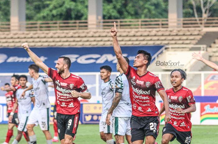 Striker Bali United, Lerby Eliandry (tengah), sedang melakukan seleberasi seusai mencetak gol dalam laga pekan keenam Liga 1 2021 di Stadion Madya, Senayan, Jakarta, 2 Oktober 2021.
