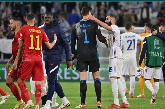 Thibaut Courtois dan Karim Benzema saling bercengkrama usai laga Prancis versus Belgia berakhir.