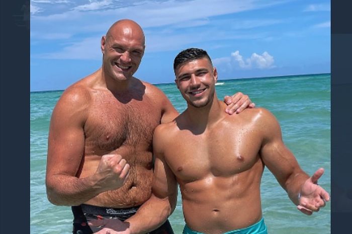 Foto Tommy Fury (kanan) dengan sang kakak, Tyson Fury (kiri) menikmati liburannya di Miami (14/5/2021)