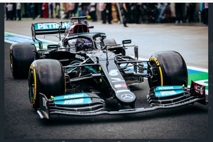 Pembalap Mercedes, Lewis Hamilton, mengaspal pada kualifikasi F1 GP Turki 2021 di Istanbul Park, Sabtu (9/10/2021).