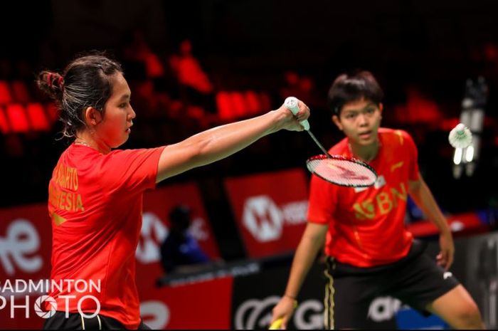 Pasangan ganda putri Indonesia, Ribka Sugiarto/Siti Fadia Silva Ramadhanti, saat tampil pada penyisihan grup A Uber Cup 2020 di Aarhus, Denmark, Sabtu (9/10/2021).