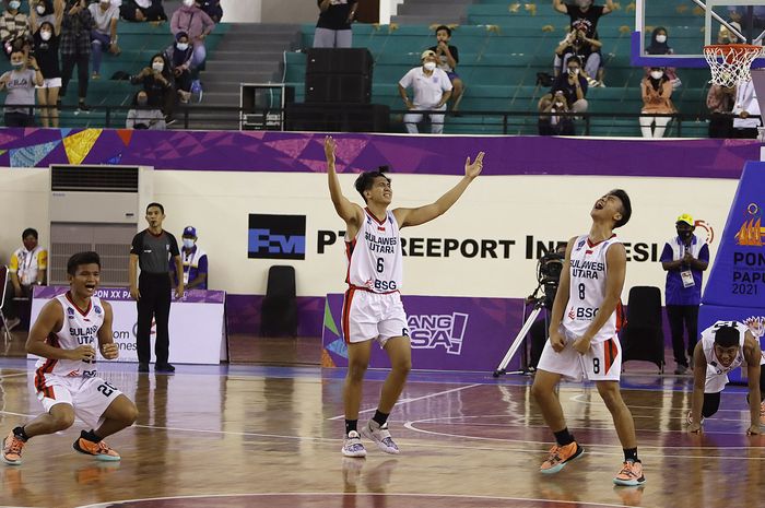 Ekspresi kegembiraan para pebasket tim Sulawesi Utara setelah berhasil mengalahkan Jawa Tengah di pertandingan semifinal Bola Basket 5x5 Putra PON XX Papua di GOR Basket Mimika Sport Complex, Kamis (7/10/2021).