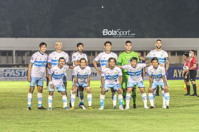 Skuat Persela Lamongan sedang berfoto tim dalam laga pekan keenam Liga 1 2021 di Stadion Madya, Senayan, Jakarta, 3 Oktober 2021.