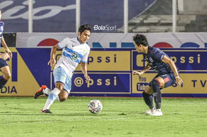 Bek sayap kiri Persela Lamongan, Nasir (kanan), sedang menguasai bola dalam laga pekan keenam Liga 1 2021 di Stadion Madya, Senayan, Jakarta, 3 Oktober 2021.