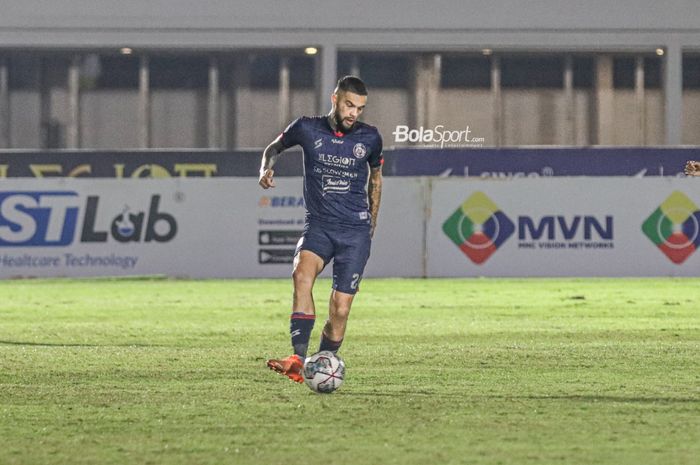 Bek sayap kanan Arema FC, Diego Michiels, sedang menguasai bola dalam laga pekan keenam Liga 1 2021 di Stadion Madya, Senayan, Jakarta, 3 Oktober 2021.