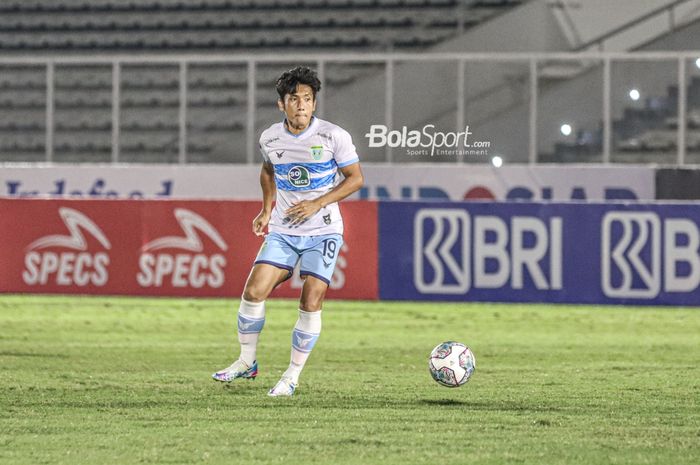 Gelandang Persela Lamongan, Ahmad Bustomi, sedang menguasai bola dalam laga pekan keenam Liga 1 2021 di Stadion Madya, Senayan, Jakarta, 3 Oktober 2021.