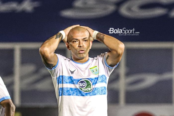 Striker Persela Lamongan, Ivan Carlos, nampak terkejut dengan peluangnya dalam laga pekan keenam Liga 1 2021 di Stadion Madya, Senayan, Jakarta, 3 Oktober 2021.