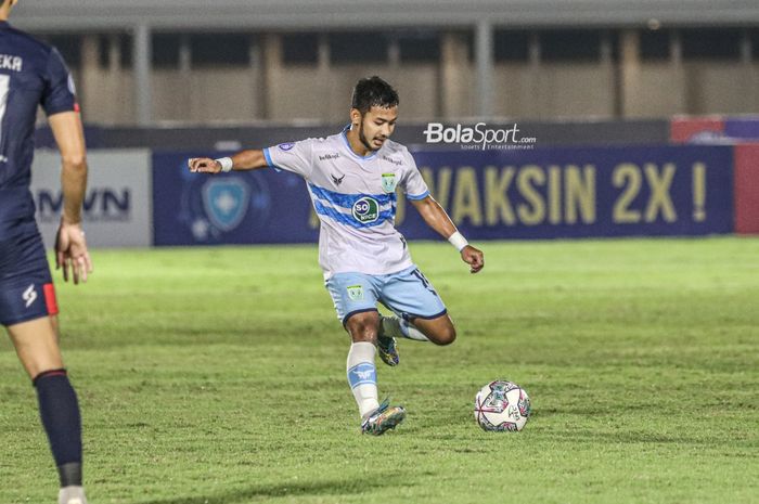 Gelandang Persela Lamongan, Gian Zola, nampak akan menendang bola dalam laga pekan keenam Liga 1 2021 di Stadion Madya, Senayan, Jakarta, 3 Oktober 2021.