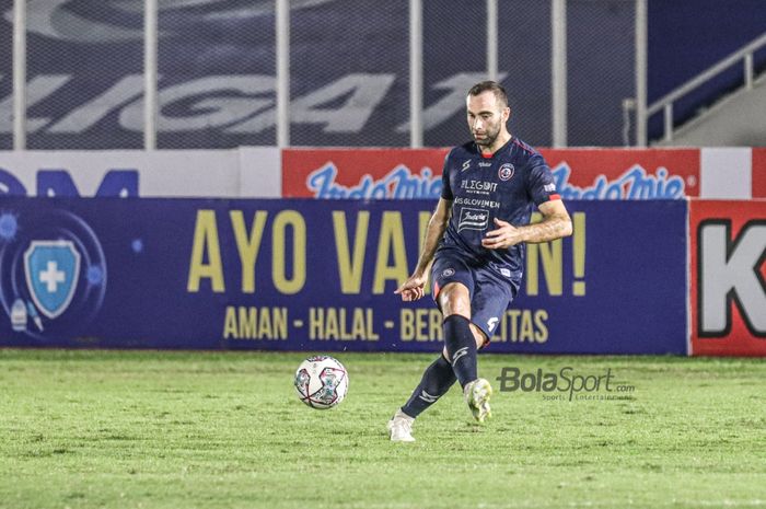 Bek Arema FC, Sergio Silva, sedang menendang bola dalam laga pekan keenam Liga 1 2021 di Stadion Madya, Senayan, Jakarta, 3 Oktober 2021.